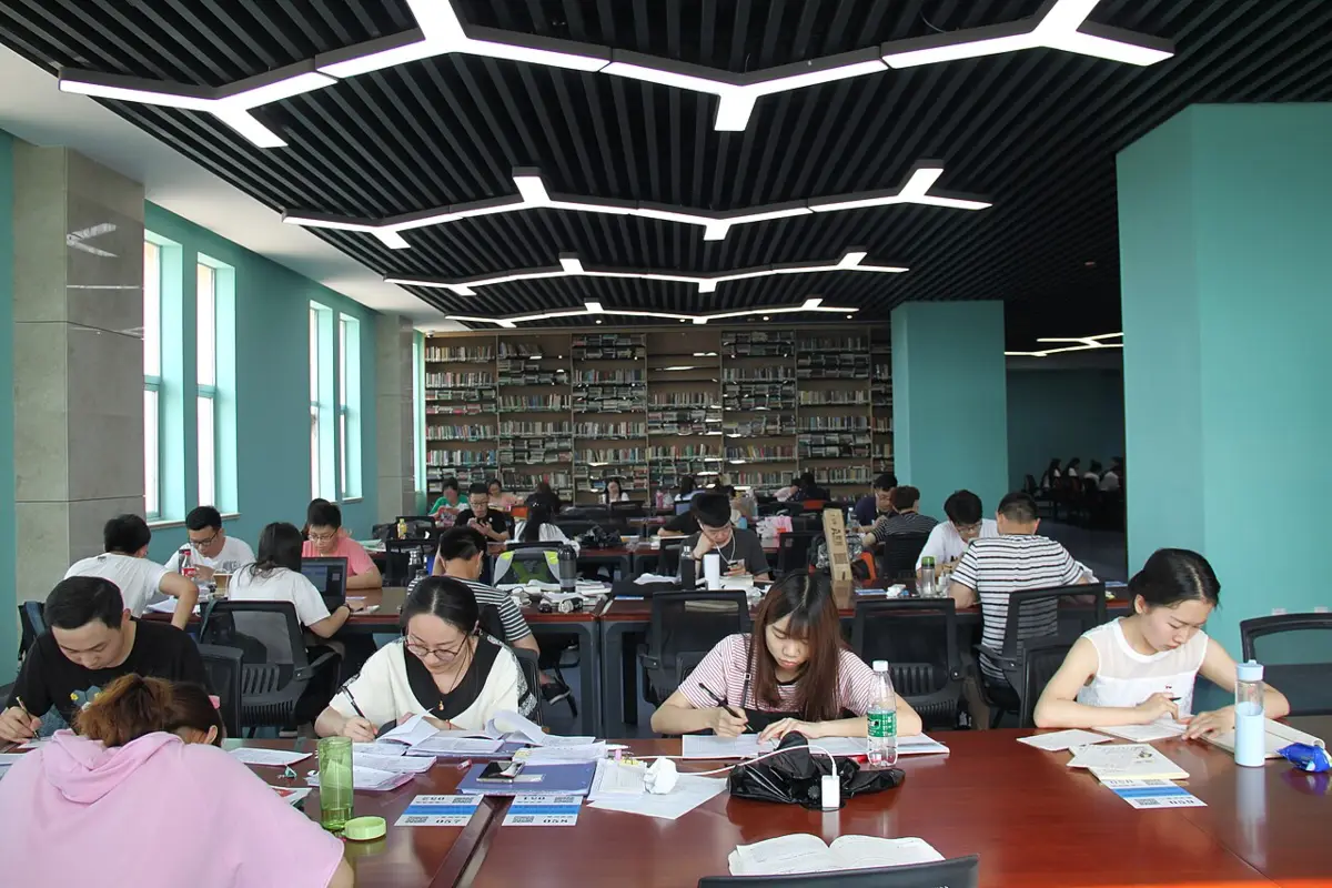 Foto: Sias International University, Xinzheng, Henan, China. Complete indexed photo collection at WorldHistoryPics.com.