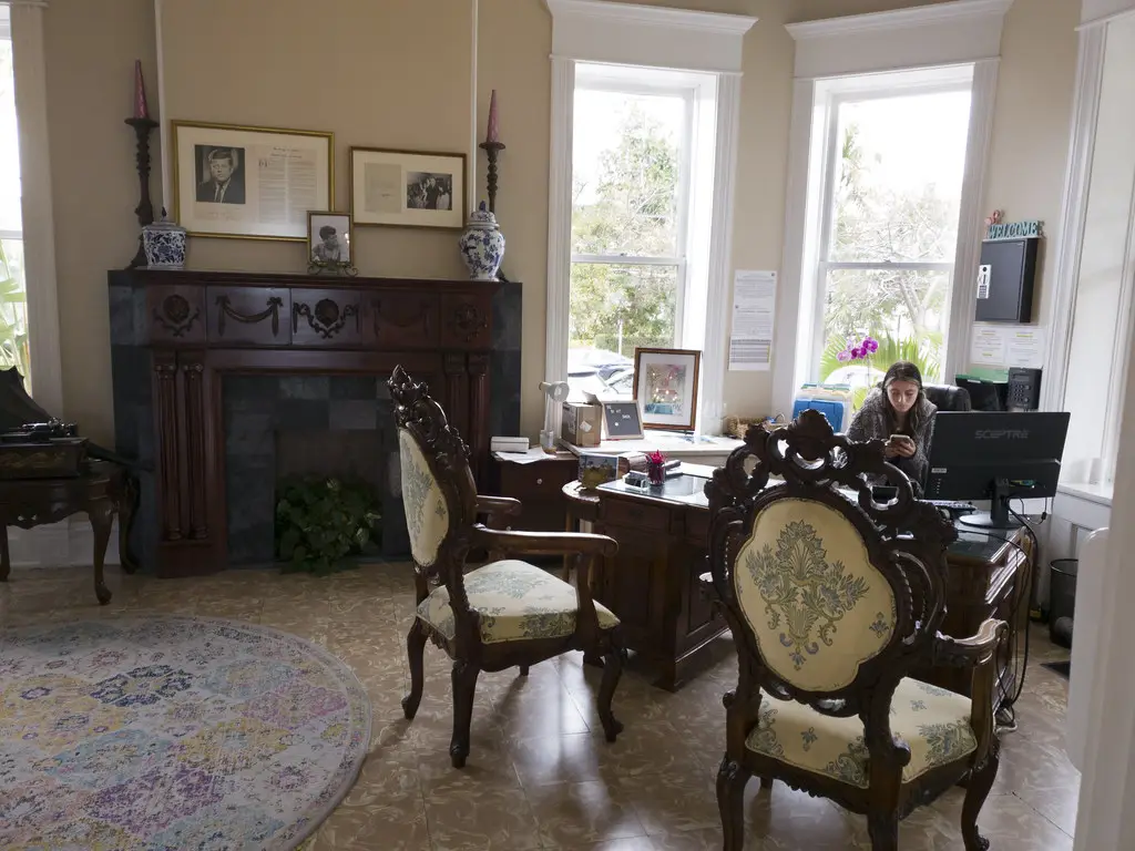 Foto: Inside the Southernmost House - Key West Florida (cell phone )