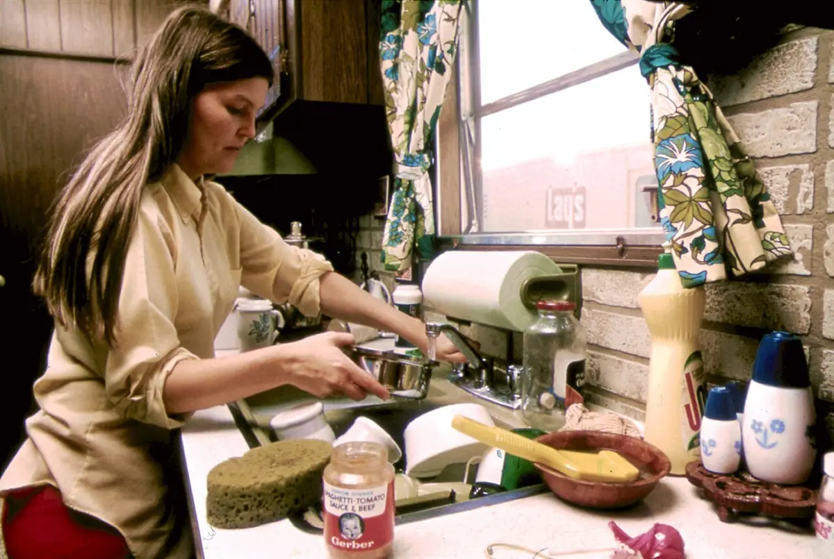 Foto: HOUSEWIFE IN THE KITCHEN OF HER MOBILE HOME IN ONE OF THE TRAILER PARKS. THE TWO PARKS WERE CREATED IN RESPONSE TO WORKERS WHO ARRIVED FOR J…