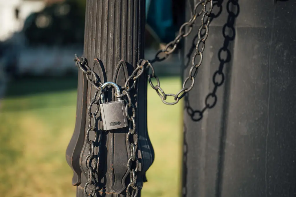 Foto: Chain with padlock on a black pole