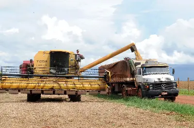 Foto ilustrativa: Colheitadeira descarrega soja em caminhão