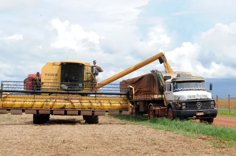 Foto ilustrativa: Colheitadeira descarrega soja em caminhão