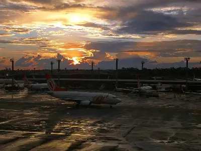 Foto ilustrativa: Avião no Aeroporto de Guarulhos ao entardecer
