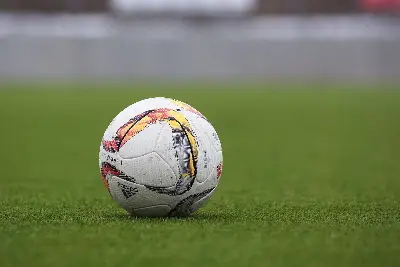 Foto ilustrativa: Bola de futebol no gramado
