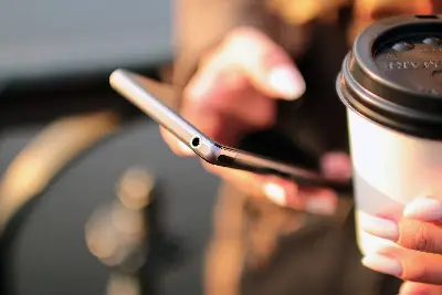 Foto ilustrativa: Mãos segurando um celular