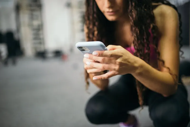 Foto ilustrativa: Mulher usando o celular