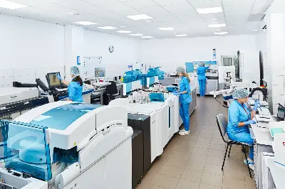 Foto ilustrativa: Técnicos trabalhando em laboratório de análises