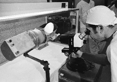 Foto ilustrativa: Pesquisador observando ao microscópio em laboratório