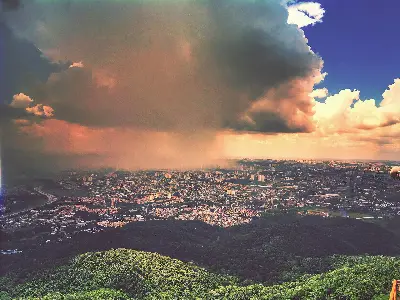 Foto ilustrativa: Nuvens de tempestade sobre a cidade