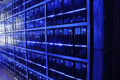 Foto ilustrativa: Fileiras de servidores em um data center