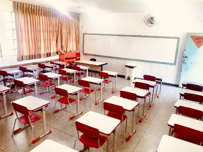 Foto ilustrativa: Sala de aula com carteiras vazias