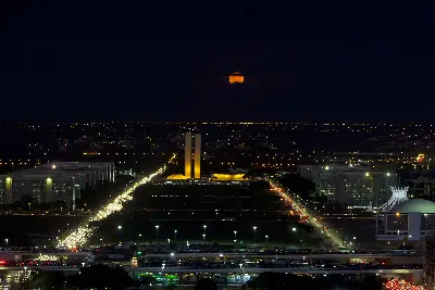 Foto ilustrativa: Esplanada dos Ministérios à noite, em Brasília