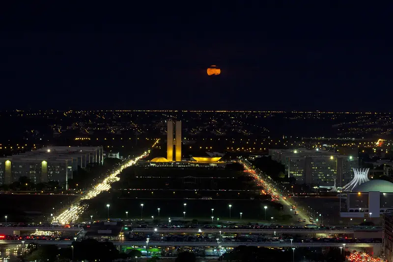 Foto ilustrativa: Esplanada dos Ministérios à noite, em Brasília
