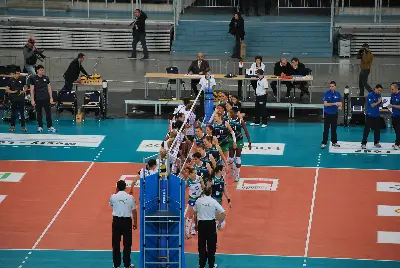 Foto ilustrativa: Partida de vôlei em ginásio