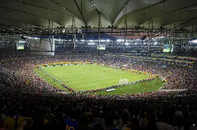 Foto ilustrativa: Maracanã iluminado durante uma partida