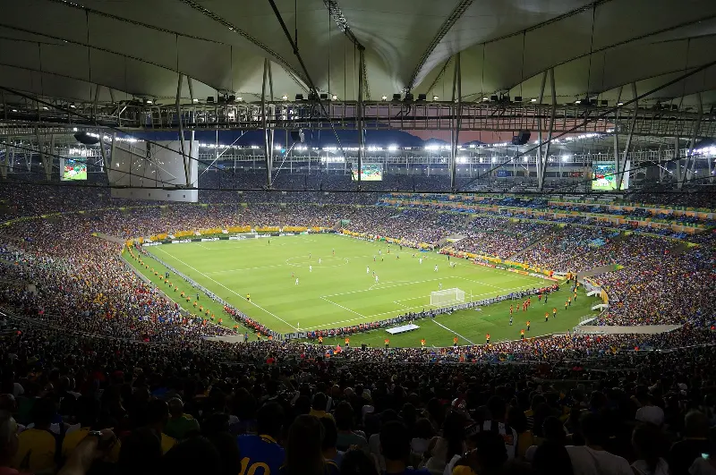 Foto ilustrativa: Maracanã iluminado durante uma partida