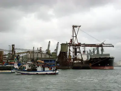 Foto ilustrativa: Navios e guindastes no Porto de Santos