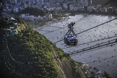 Foto ilustrativa: Bondinho do Pão de Açúcar com a baía de Guanabara ao fundo