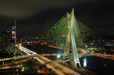 Foto ilustrativa: Ponte Estaiada iluminada à noite, em São Paulo