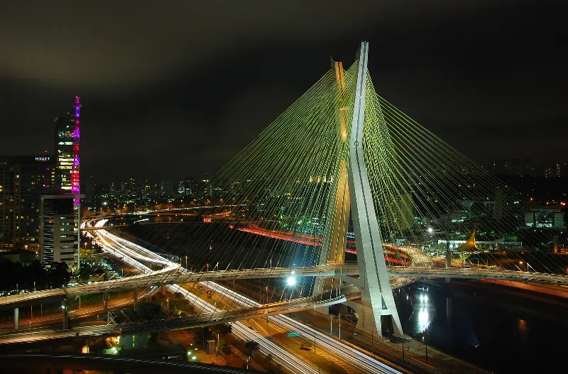Foto ilustrativa: Ponte Estaiada iluminada à noite, em São Paulo