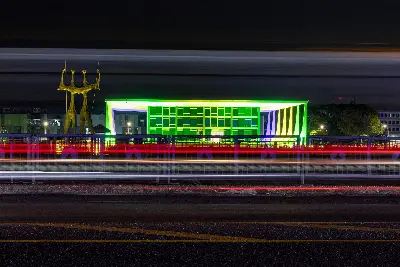 Foto ilustrativa: Sede do Supremo Tribunal Federal iluminada à noite