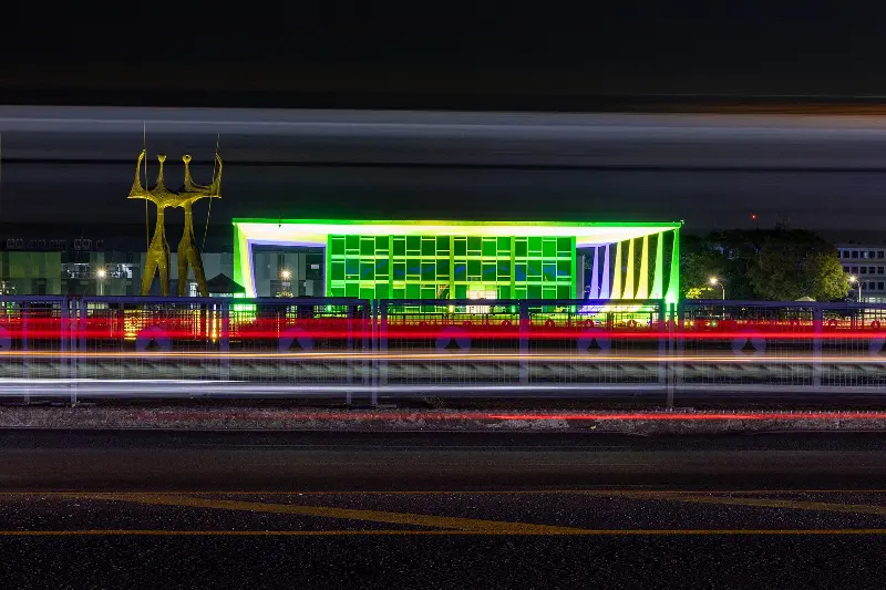Foto ilustrativa: Sede do Supremo Tribunal Federal iluminada à noite