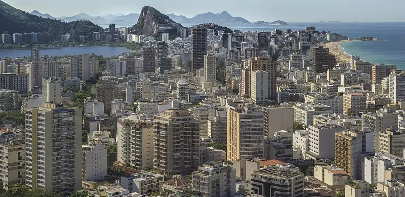 Foto ilustrativa: Vista elevada da Zona Sul do Rio de Janeiro, em direção ao leste e nordeste, a partir do Morro Dois Irmãos. Em primeiro plano e no plano méd…