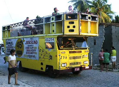 Foto ilustrativa: Sound Truck in Baia Formosa, state of Rio Grande do Norte - Brazil 2004. Photograph by Ithaka Darin Pappas In Brazil, sound trucks, vehicles…