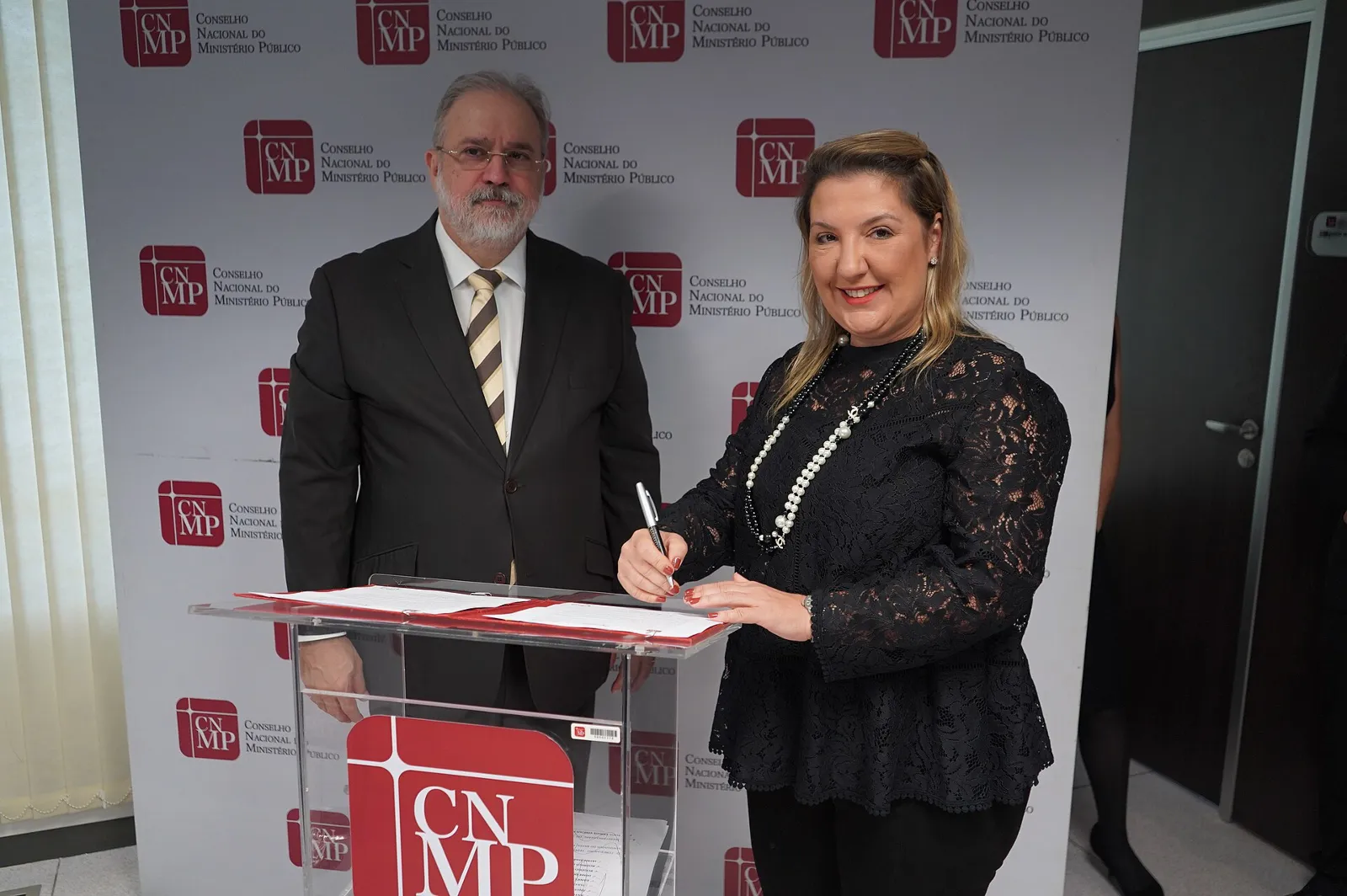 Daniella Marques : economista brasileira e presidente da Caixa Econômica Federal. Augusto Aras : professor e jurista brasileiro. 42° Procurador-Geral da República do Brasil.
