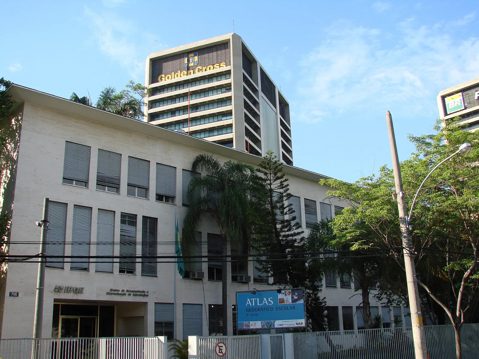 Sede do CDDI (Centro de Documentação e Disseminação de Informações). Ao fundo, a sede da Golden Cross. À direita, uma sub-sede da Petrobras.