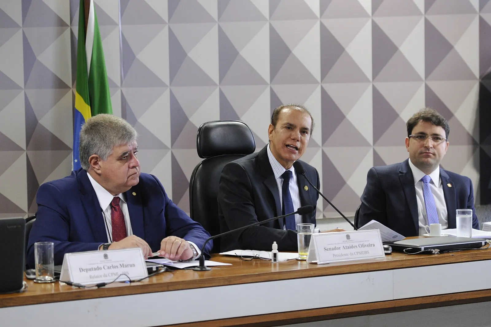 Comissão Parlamentar Mista de Inquérito (CPMI) da JBS realiza reunião para oitiva do advogado Willer Tomaz e apreciação de requerimentos. Mesa: relator da CPMI da JBS, deputado Carlos Marun (PMDB-MS);…