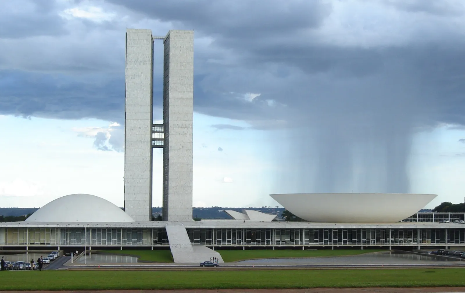 Congresso Nacional do Brasil com chuva ao fundo. Arquitetura de Oscar Niemeyer .