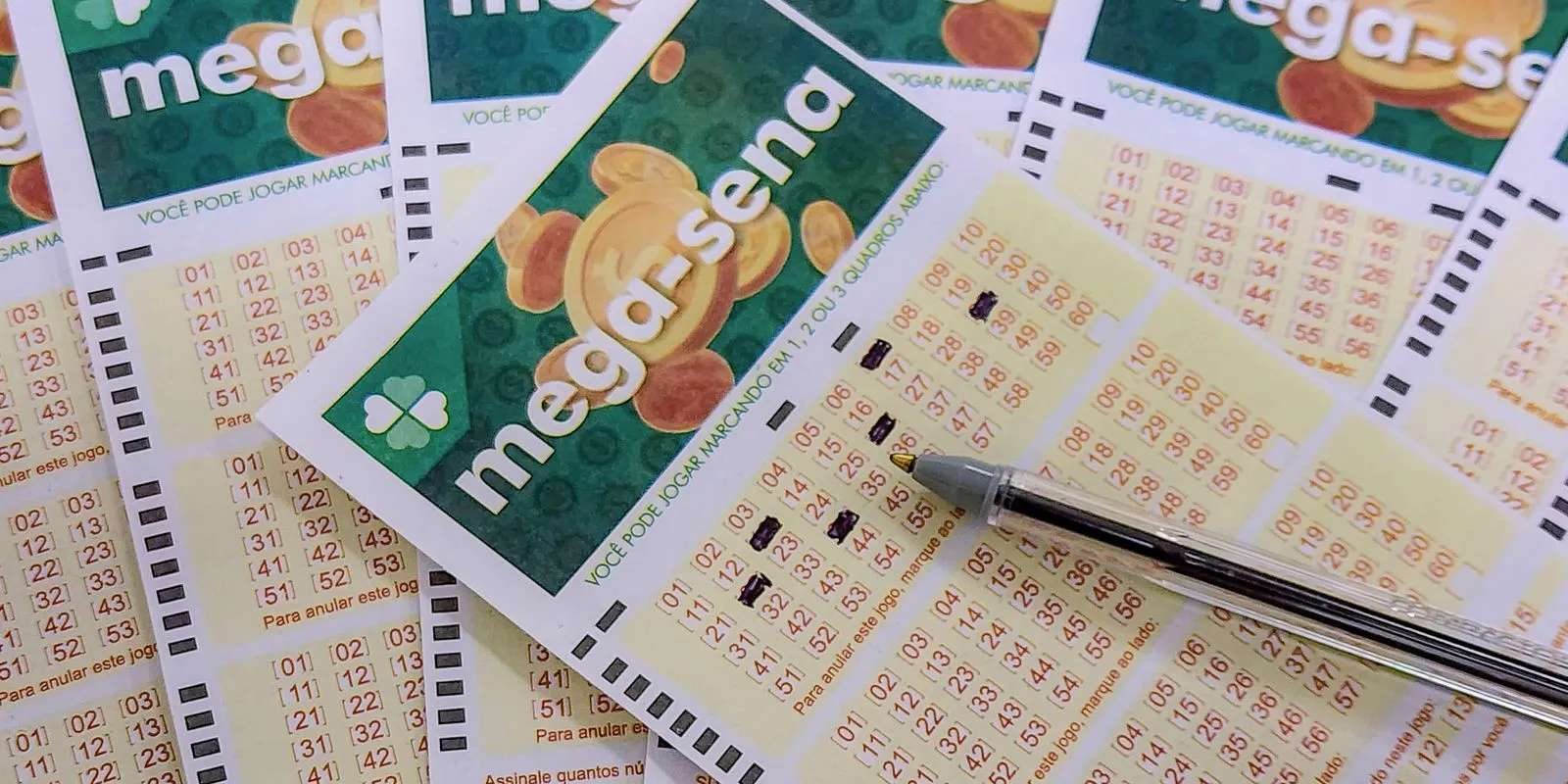 22/06/2023 - Brasília - Mega-Sena, concurso da Mega-Sena, jogos da Mega-Sena, loteria da Mega-Sena. - Volantes da Mega Sena sendo preenchidos para apostas em casas lotéricas da Caixa. Foto: Rafa Nedde…