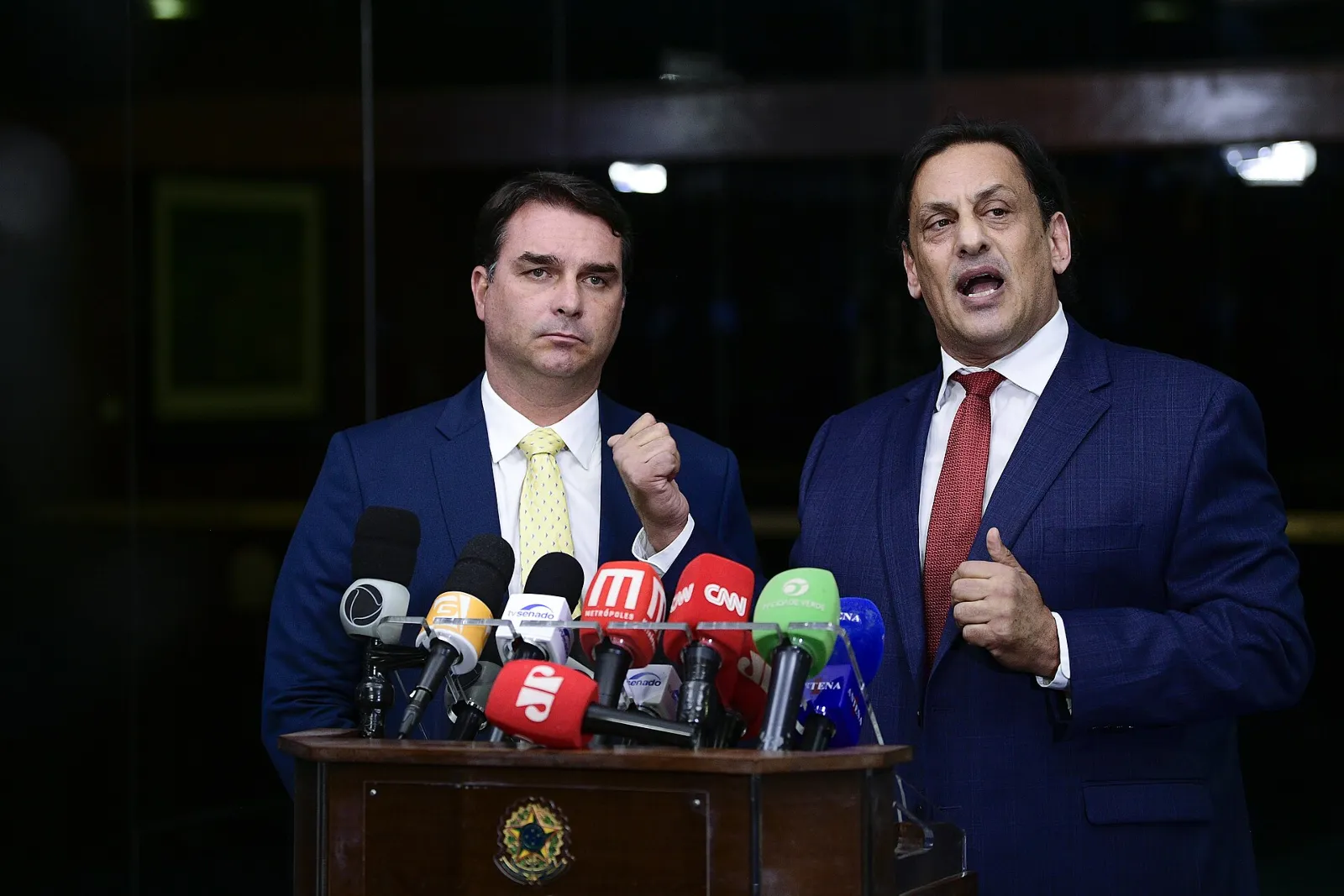 Senador Flávio Bolsonaro (Republicanos-RJ) e seu advogado, Frederick Wassef, concedem entrevista coletiva à imprensa. Na ocasião, o advogado do senador informa sobre a decisão da Segunda Turma do Supr…