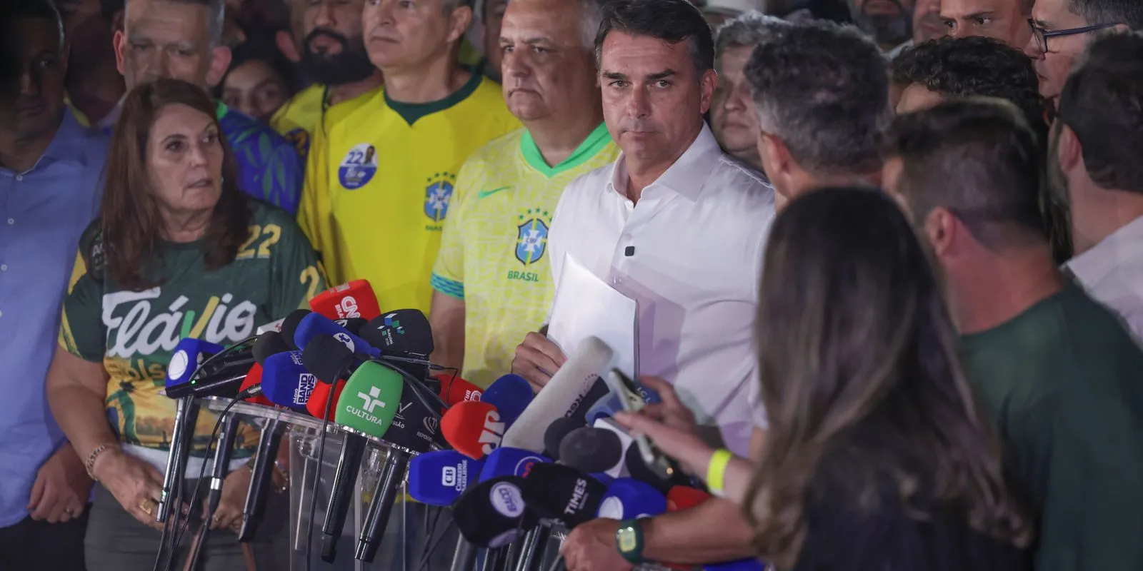 Brasília (DF), 25/10/2026 - O candidato à Presidência da República, senador Flávio Bolsonaro (PL), fala com jornalistas após ser derrotado no segundo turno das eleições pelo candidato Luiz Inácio Lula…