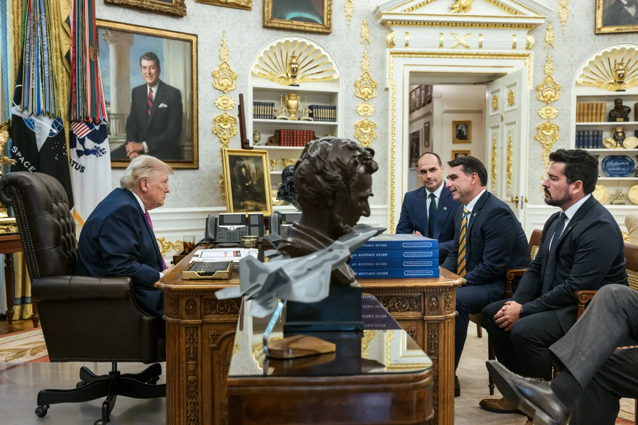 Uma foto do presidente dos Estados Unidos, Donald Trump, do senador brasileiro Flávio Bolsonaro, do ex-deputado brasileiro Eduardo Bolsonaro e do blogueiro brasileiro Paulo Figueiredo no Salão Oval da…