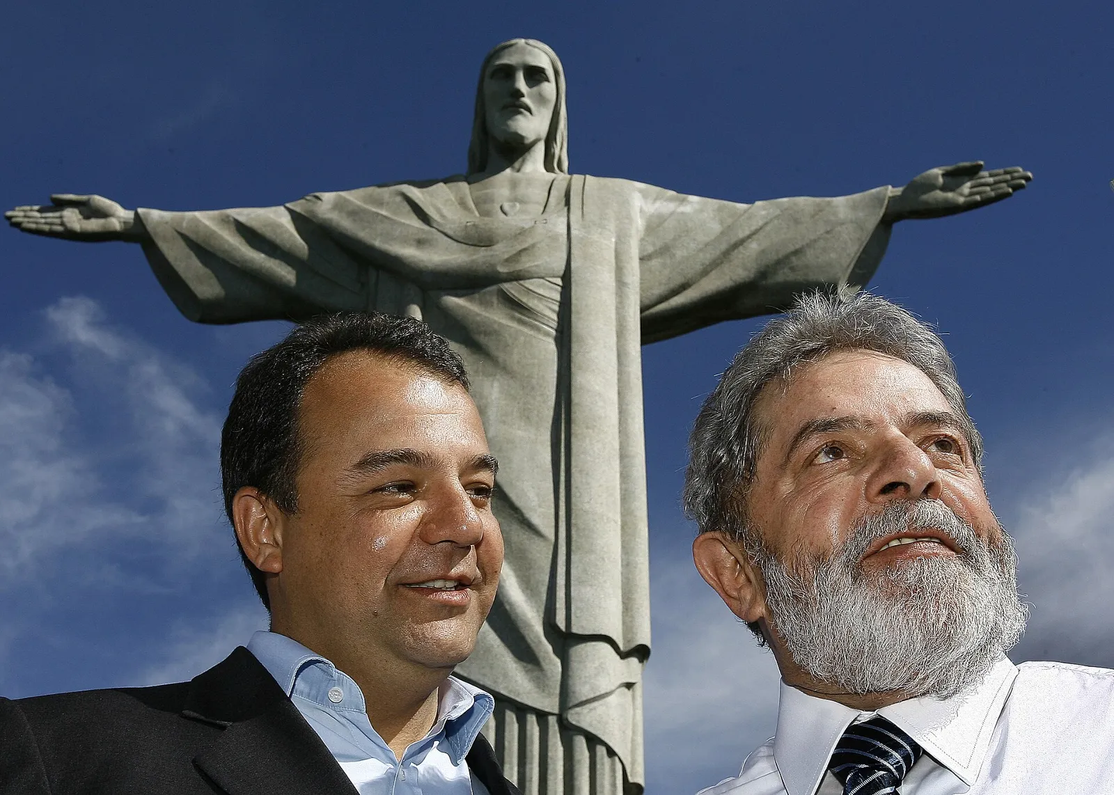 O presidente do Brasil , Lula Larápio Lalau , e o governador do Rio de Janeiro, Sérgio Cabral Filho , à frente do Cristo Redentor .