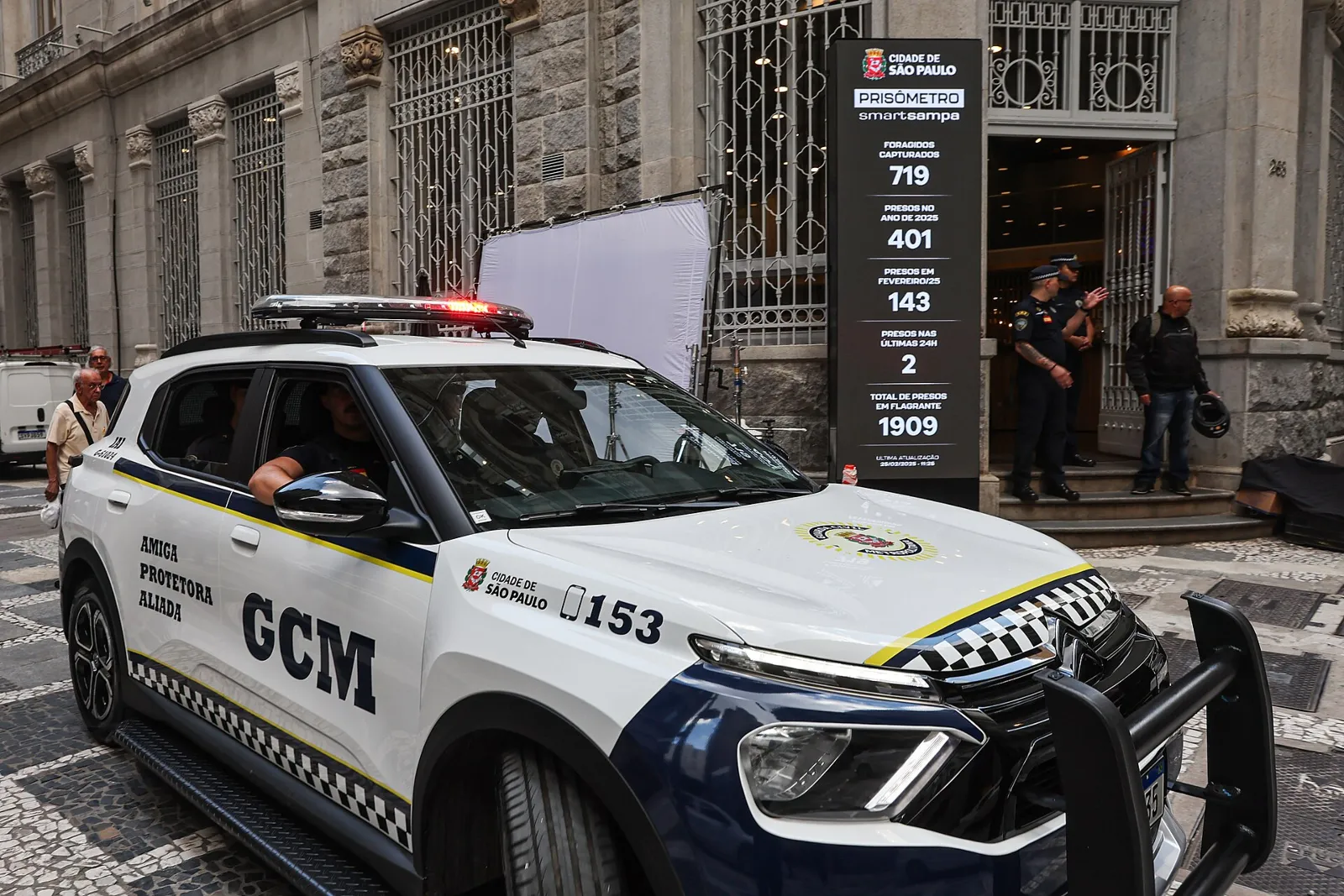 Viatura da Guarda Civil Metropolitana (GCM), em frente ao prisômetro do SmartSampa, na data de seu lançamento.